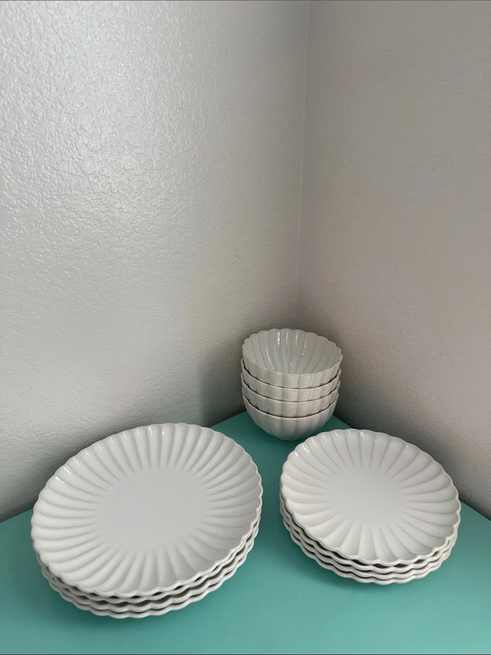 The Pioneer Woman Colette 12-Piece Stoneware Dinnerware Set in Cream-brand new